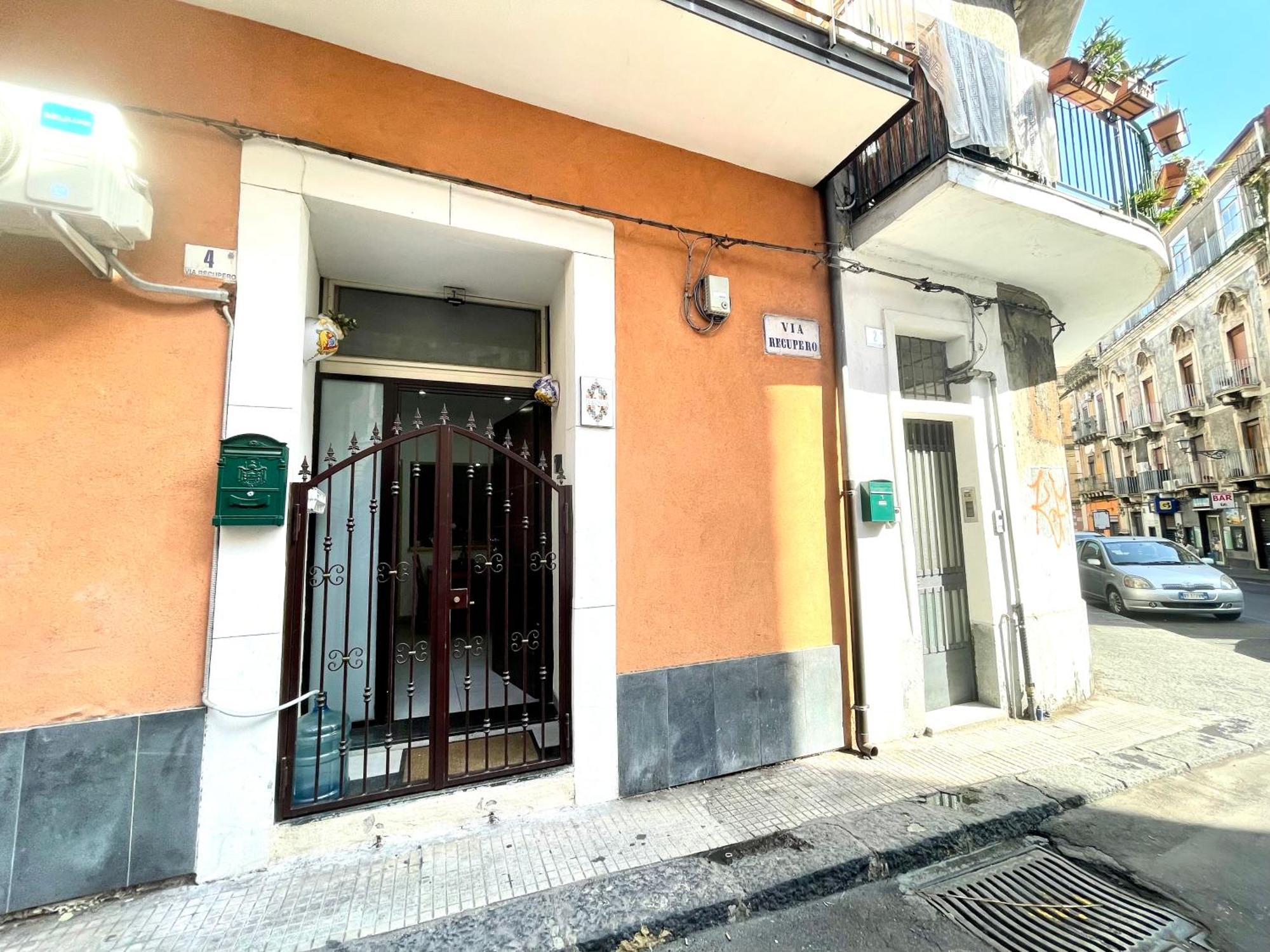 Casa Giniusa Central Studio كاتانيا المظهر الخارجي الصورة